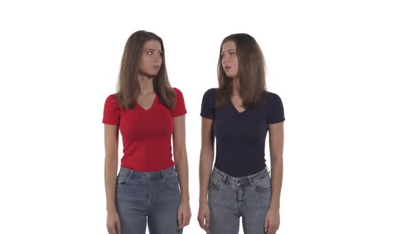 쌍둥이 자매들 서로를 쳐다보고 모습은 사원에서의 총격전 그리고 레이트하면서 실망하고 — 비디오