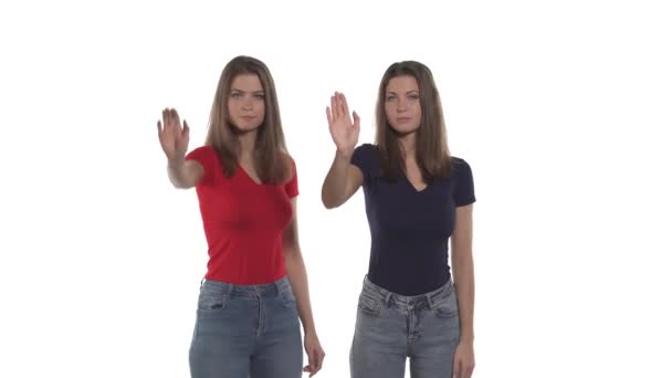 白种人孪生姐妹的前镜头闪烁着手掌直直地朝向前方 停止手势 因白人背景而被隔离 — 图库视频影像
