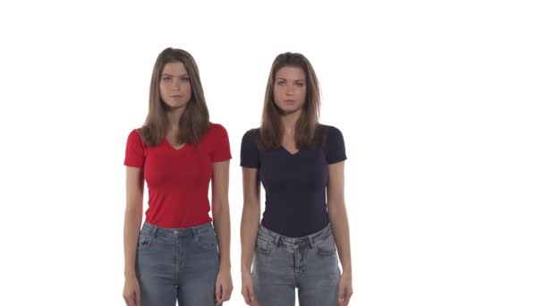 Frontaufnahme Kaukasischer Zwillingsschwestern Die Die Hände Vor Das Gesicht Heben — Stockvideo