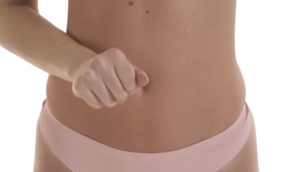 月経カップを保持している認識できない白人女性 期間のためのゼロ腰代替 白地に隔離された — ストック動画