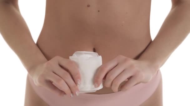 Zbliżenie Nierozpoznawalnej Białej Kobiety Podpaską Higieniczną Kobiecy Produkt Higieniczny Okresach — Wideo stockowe