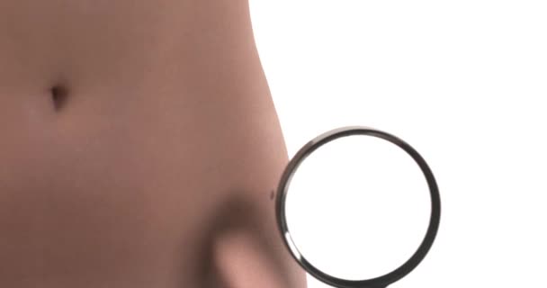 用放大镜检查白种人妇女胃部皮肤痣的近景 卫生保健概念 因白人背景而被隔离 — 图库视频影像