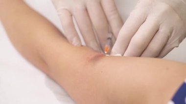 Doktor hastane odasında tıbbi insülin enjeksiyonu yapıyor. Sağlıklı yaşam tarzı, tıbbi konsept