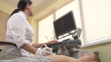 Küçük çocuk modern klinikte ultrason taramasından geçiyor. Hastanede karın ultrasonu olan bir çocuk. Pediyatrik konsept