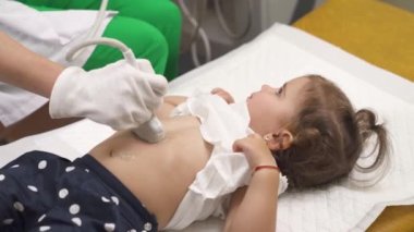 Torasik ultrason muayenesi yapan profesyonel bir doktorun yakın çekimi. Ultrason taraması. Sağlık hizmetleri kavramı