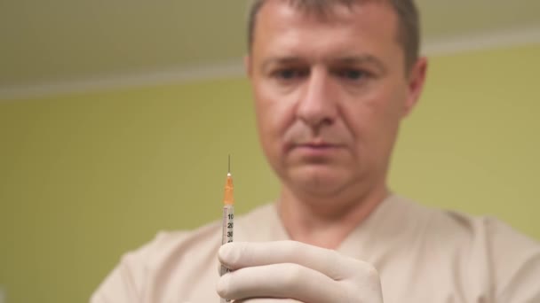 Nære Profesjonell Mannlig Lege Som Holder Insulininjeksjonssprøyte Isolert Med Uskarp – stockvideo