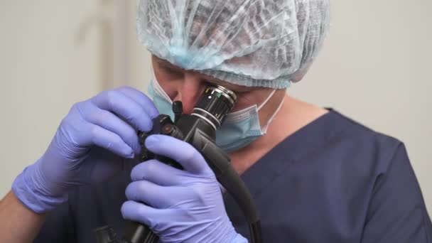 内視鏡を使った胃鏡検査をしているプロの男性医師のクローズアップ 診断医療 — ストック動画