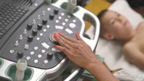 Close Médico Realizando Exame Médico Pequeno Paciente Usando Máquina Ultra — Vídeo de Stock