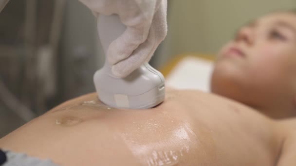 현대의 진료소에서 초음파 검사를 초음파 탐침을 초음파 검사를 의사들에게 집중하 — 비디오
