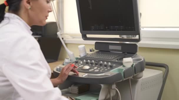 Kobieta Lekarz Operująca Ultrasonograf Badająca Brzuch Swoich Małych Pacjentów Pojęcie — Wideo stockowe