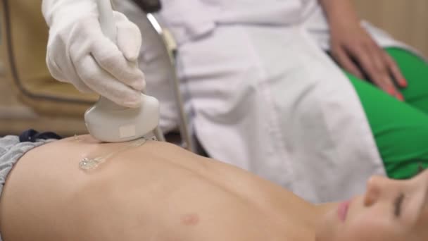 Zbliżenie Profesjonalnego Lekarza Robiącego Usg Brzucha Małych Pacjentów Koncepcja Medyczna — Wideo stockowe