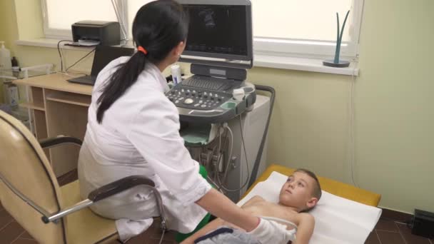 Pediatra Operująca Usg Badająca Brzuch Młodej Pacjentki — Wideo stockowe