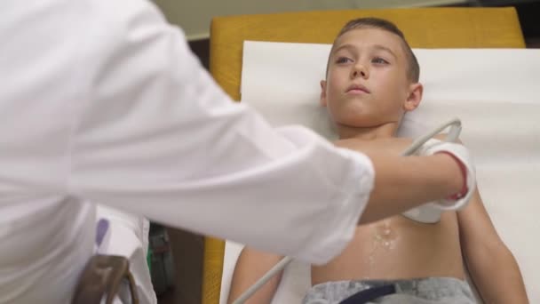소아외과 가작은 환자의 복부를 검사하는 — 비디오