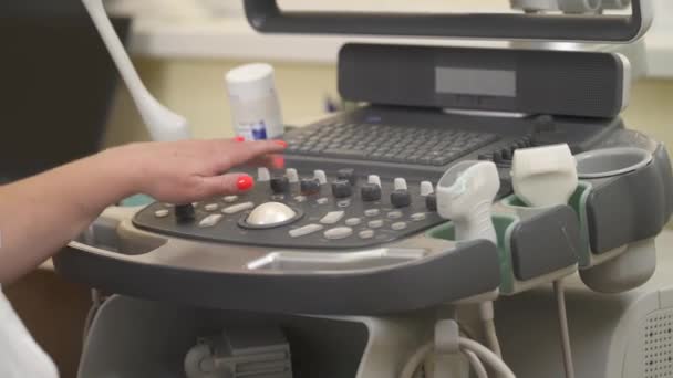 Přední Pohled Doktora Pracujícího High Tech Ultrazvukem Ultrazvukové Skenování Lékařský — Stock video