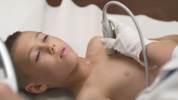 Zbliżenie Profesjonalnej Pediatry Wykonującej Badanie Ultrasonograficzne Klatki Piersiowej Skanuję Ultradźwięki — Wideo stockowe