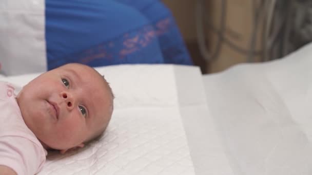 对婴儿软组织进行超声检查的新生儿医生的特写 婴儿躺在一张白纸上 向上看医生 儿科概念 — 图库视频影像