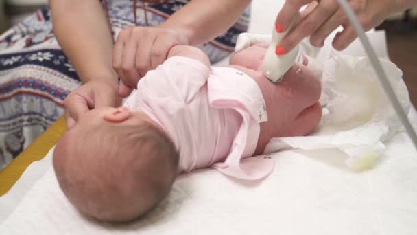 对婴儿髋关节进行超声检查的新生儿医生的特写 髋关节发育不良 儿科概念 — 图库视频影像