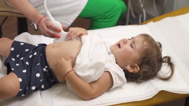 Widok Pediatry Wykonującego Badanie Usg Brzucha Szpitalu Procedura Medyczna Koncepcja — Wideo stockowe