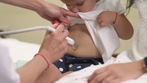 Widok Przodu Przyjazny Sonograf Zapewniając Usg Brzucha Check Pediatra Badający — Wideo stockowe