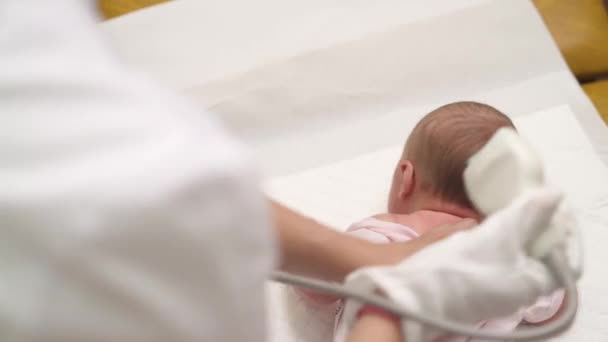 Zbliżenie Neonatologa Wykonującego Badanie Ultrasonograficzne Szyi Niemowląt Pojęcie Pediatryczne — Wideo stockowe