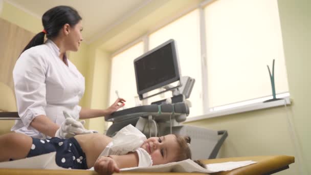 Widok Pediatry Robiącego Usg Brzucha Swojemu Uroczemu Pacjentowi Procedura Medyczna — Wideo stockowe