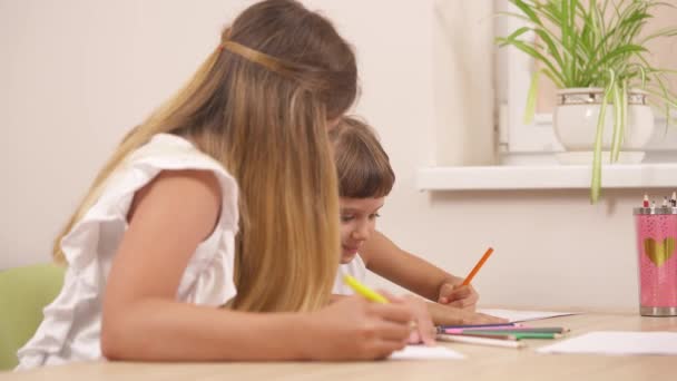 在心理治疗期间 两名可爱的女孩用彩色铅笔画画 专业治疗师运用图片解译技巧 — 图库视频影像