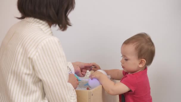 Entwicklung Der Feinmotorik Bei Säuglingen Nahaufnahme Eines Demonstrationsvideos Von Einem — Stockvideo