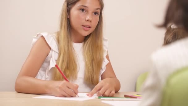 一个漂亮的少女用铅笔画画的肖像 临床心理学家做心理测试 — 图库视频影像