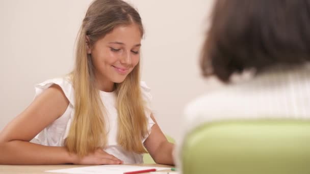 연필로 아름다운 소녀의 상담중에 프로젝터 검사를 심리학자 — 비디오