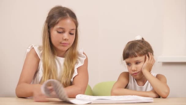 专业儿童的心理会议 两名可爱女孩完成投影心理测试的演示视频 — 图库视频影像