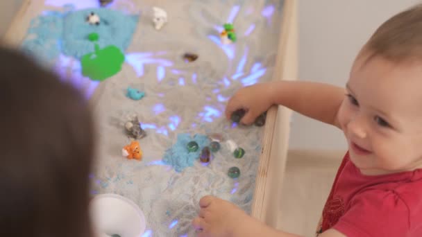 Kinetik Kumdan Küçük Oyuncaklar Alıp Büyük Beyaz Bardağa Koyan Sevimli — Stok video