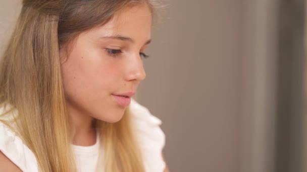 心理療法セッション中にRorschachテストを通過十代の女性患者のトップショット 心理テスト — ストック動画