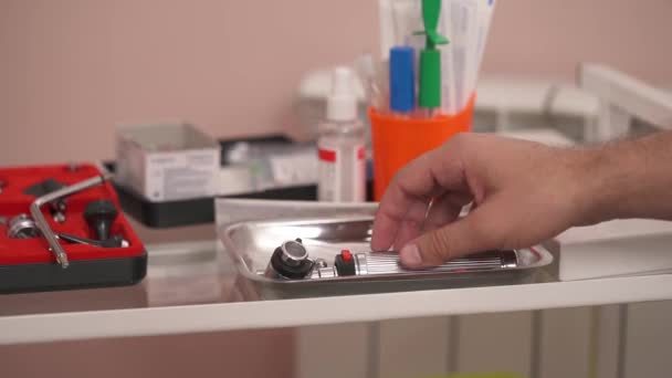 Close Médicos Mão Tomando Otoscópio Uso Equipamentos Médicos Conjunto Instrumentos — Vídeo de Stock