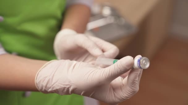 Elleri Şırınga Tüp Tutuyor Doktor Şırıngayı Sıvı Ilaçla Dolduruyor Seçici — Stok video