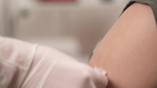 Médico Que Desinfecta Pacientes Sexo Feminino Braço Usando Gaze Estéril — Vídeo de Stock