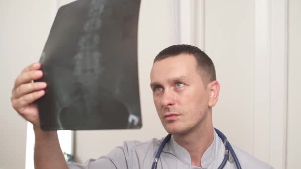 Nahaufnahme Eines Professionellen Wirbelsäulenspezialisten Bei Der Untersuchung Von Röntgenaufnahmen Von — Stockvideo