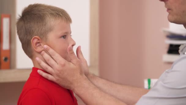 Professionele Kinderarts Controleren Gezwollen Lymfeklieren Van Zijn Patiënt Otolaryngologie Pediatrisch — Stockvideo