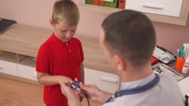 Barnläkare Med Hjälp Fingerpulsoximeter Övervakning Vitala Tecken Medicinskt Koncept — Stockvideo