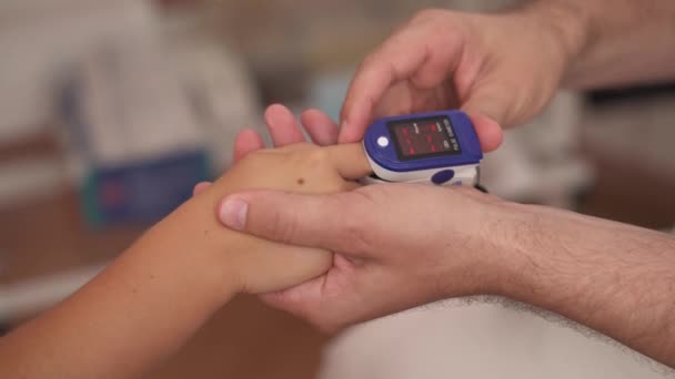 Close Vídeo Demonstração Médico Usando Oxímetro Pulso Dedo Conceito Pediátrico — Vídeo de Stock