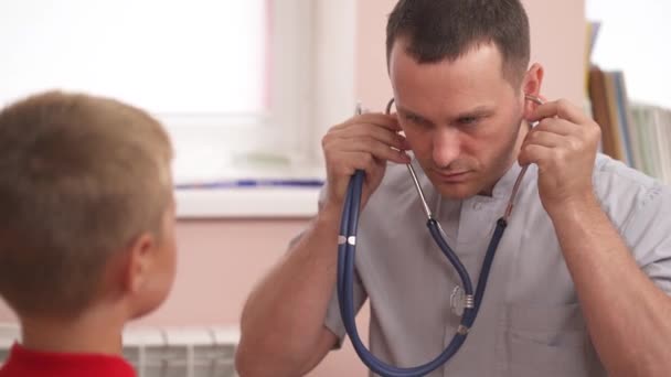 Inspeccionar Pulmões Respirar Médico Ouve Pulmões Dos Pacientes Usando Fonendoscópio — Vídeo de Stock
