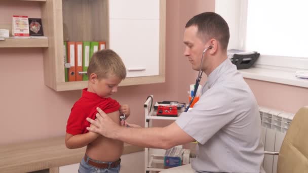Mladý Profesionální Lékař Vyšetřuje Plíce Pacientů Dýchá Stetoskopem Dětský Koncept — Stock video