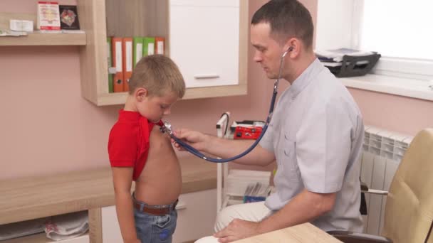 Profesionální Terapeut Vyšetřuje Svého Malého Pacienta Stetoskopem Lékařský Koncept Dětský — Stock video