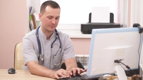 Een Jonge Dokter Het Kantoor Die Aan Computer Werkt Medisch — Stockvideo