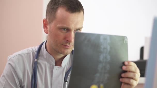 Close Ortopedista Examinando Cuidadosamente Radiografia Coluna Vertebral Vértebras Torácicas Anatomia — Vídeo de Stock