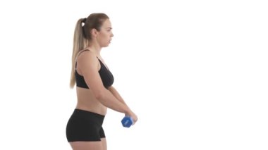 Dambıl deltinin yan görünüş portresi genç sporcu bayanın vücut çalışmasıdır. Beyaz arkaplanda izole.