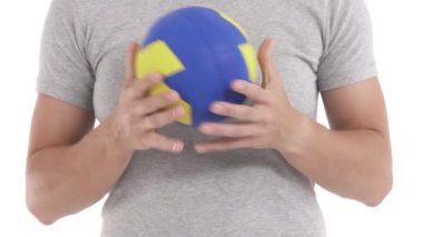 Kafkasyalı sporcu kadının vücudunun üst kısmını kapatın. Genç sporcu, topu elinde tutuyor ve çeviriyor. Hentbol antrenmanı. Beyaz arkaplanda izole