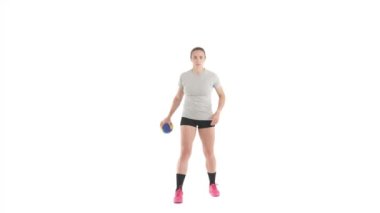 Kafkasyalı sporcu kadın topla egzersiz yapıyor. Dairesel el hareketleri. Hentbol antrenmanında omzunu ısıt. Beyaz arkaplanda izole