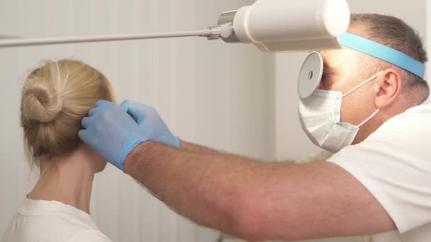 Otorrinolaringologista Profissional Examinando Orelhas Sua Paciente Médico Que Realiza Check — Vídeo de Stock