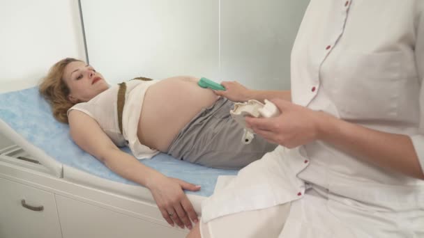 专业产科医生检查婴儿心脏跳动和子宫运动的侧视图 医学概念 对怀孕妇女的照料 — 图库视频影像