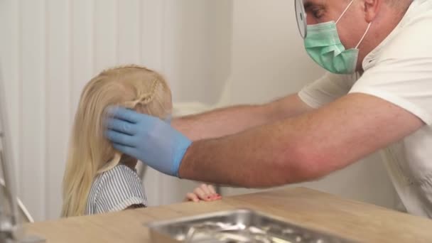 Una Chica Visitando Doctor Otorrinolaringólogo Pediatra Realizando Examen Oídos Pequeño — Vídeo de stock